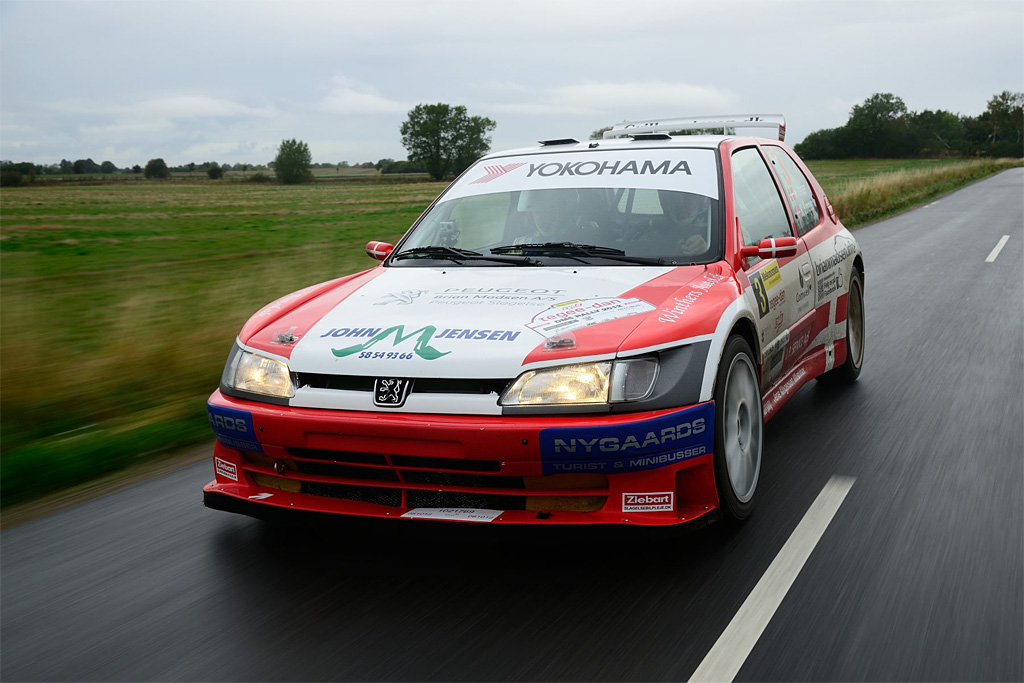 Efter at have kørt sin Peugeot 306 MAXI frem til en tredjeplads måtte Kim Madsen udgå med endnu en motorskade. Her er han og Kasper Sørensen lynskudt på en landevej i Hornsherred
(Foto: Michael Eisenberg)